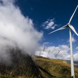 Des éoliennes près du col du Nufenen, en Valais: la Suisse a du retard à combler en matière de projets d'énergie durable, si elle veut atteindre la neutralité climatique et garantir la sécurité d'approvisionnement d'ici à 2050, selon l'Association...